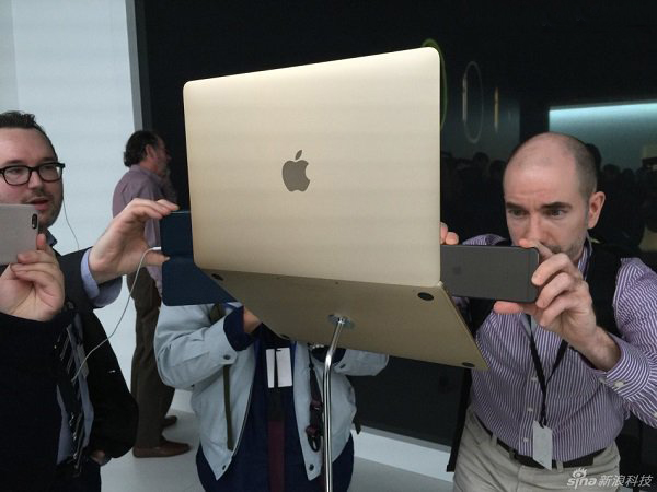 苹果发布会：全新的12英寸Retina屏Macbook新机型。