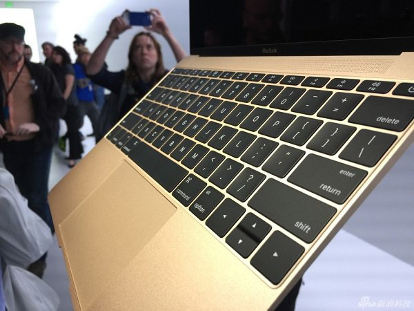 苹果发布会：全新的12英寸Retina屏Macbook新机型。